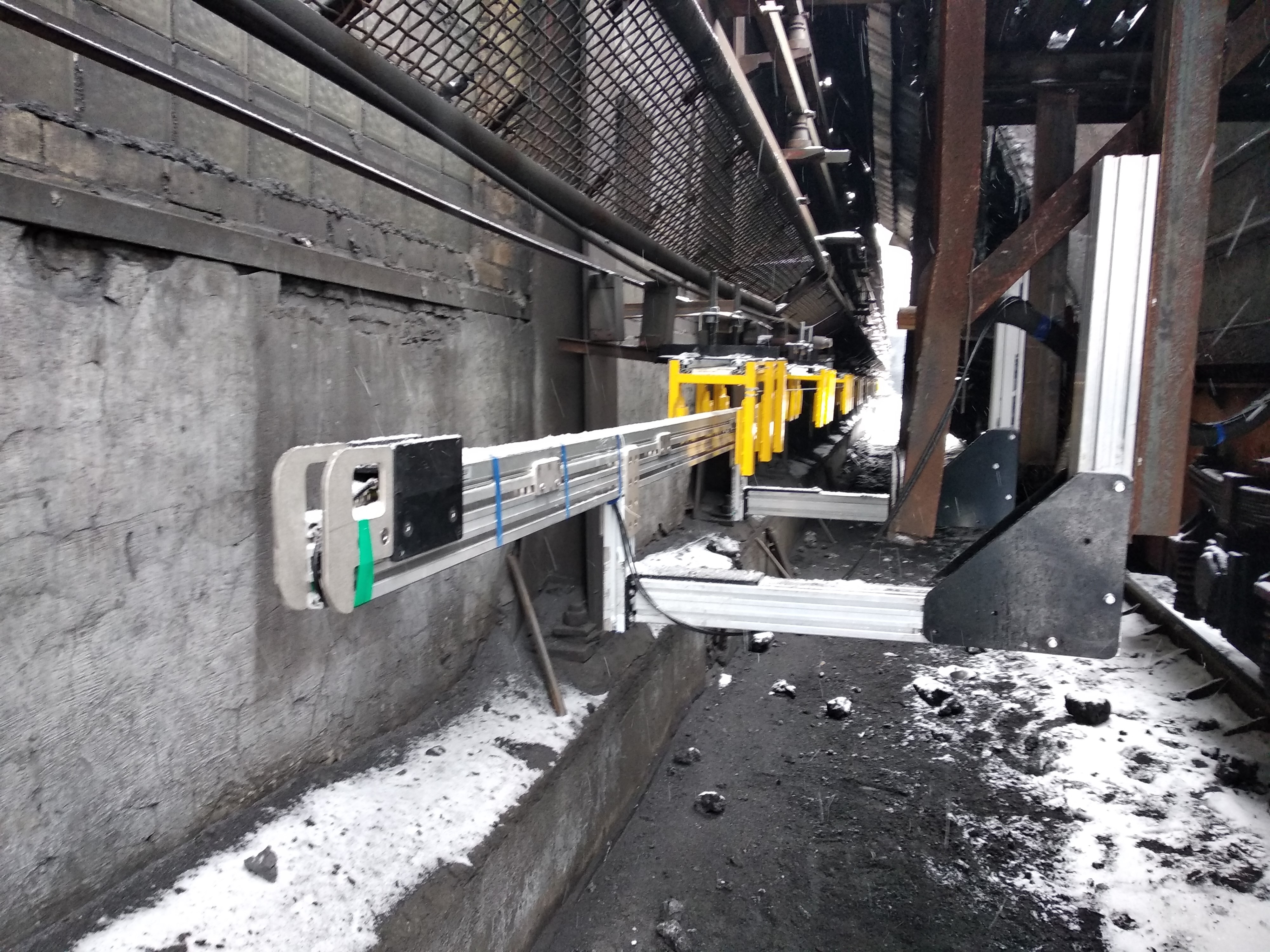 LDPS Long Distance Positioning System Magnettrack montiert an einem Koksofen